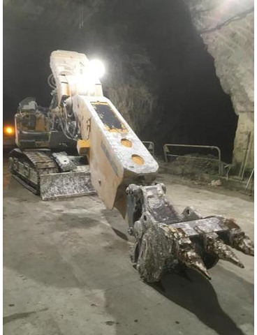 Liebherr R 944 C - Lánctalpas kotró: 2 kép. Liebherr R 944 C - Lánctalpas kotró: 2 kép.