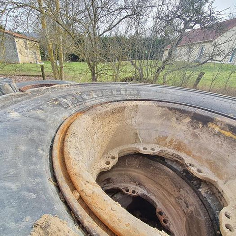 Michelin 18.00R33 - Gumiabroncsok és felnik: 3 kép. Michelin 18.00R33 - Gumiabroncsok és felnik: 3 kép.