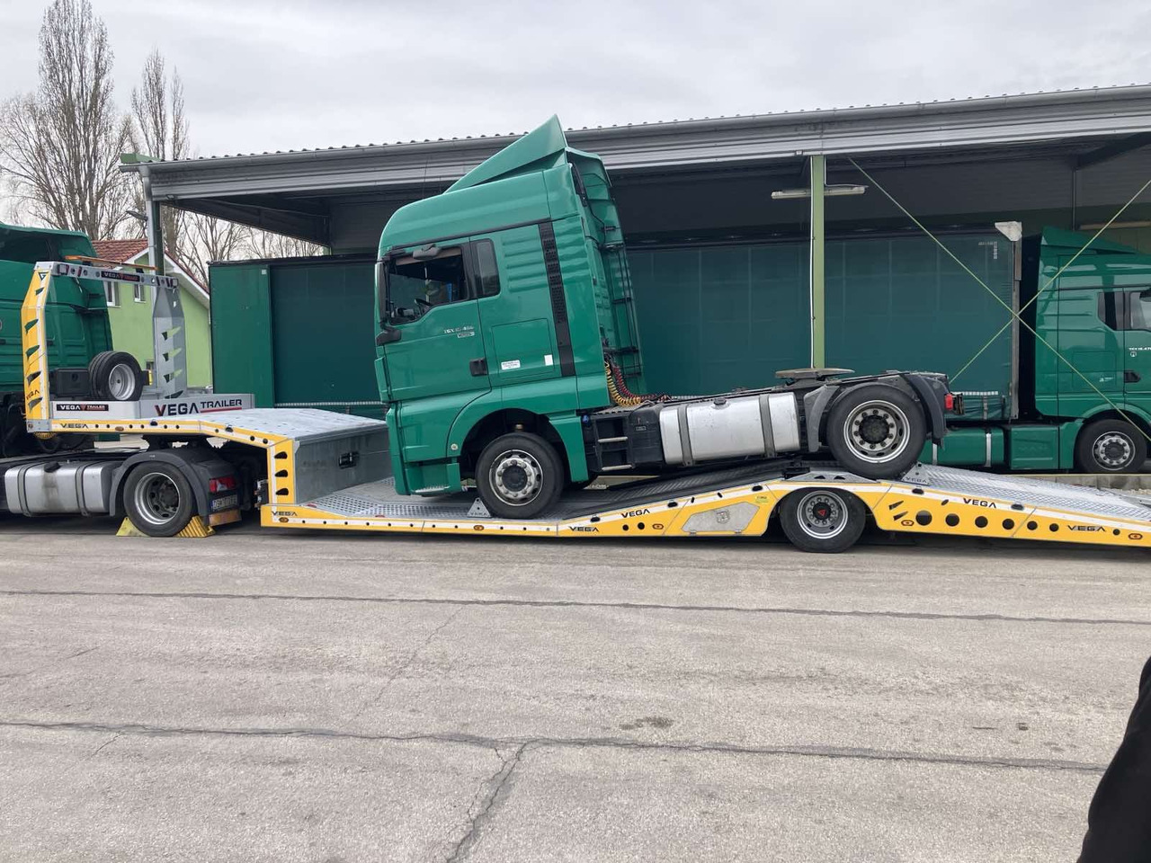 1 AXLE ARLA TRUCK CARRIER - Félpótkocsi autószállító: 2 kép. 1 AXLE ARLA TRUCK CARRIER - Félpótkocsi autószállító: 2 kép.