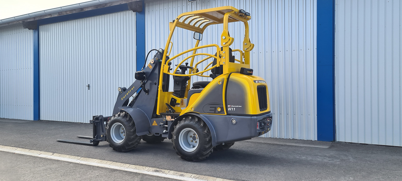 Eurotrac W11 Radlader Hoflader - Derékcsuklós rakodó: 2 kép. Eurotrac W11 Radlader Hoflader - Derékcsuklós rakodó: 2 kép.