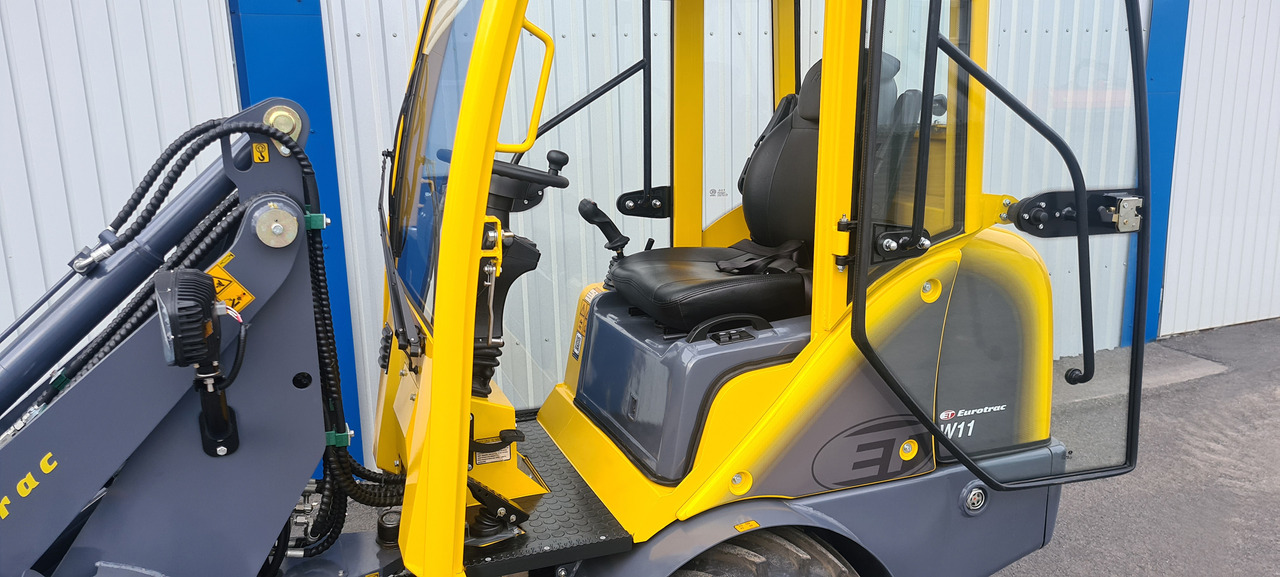 Eurotrac W11 Radlader Hoflader - Derékcsuklós rakodó: 4 kép. Eurotrac W11 Radlader Hoflader - Derékcsuklós rakodó: 4 kép.
