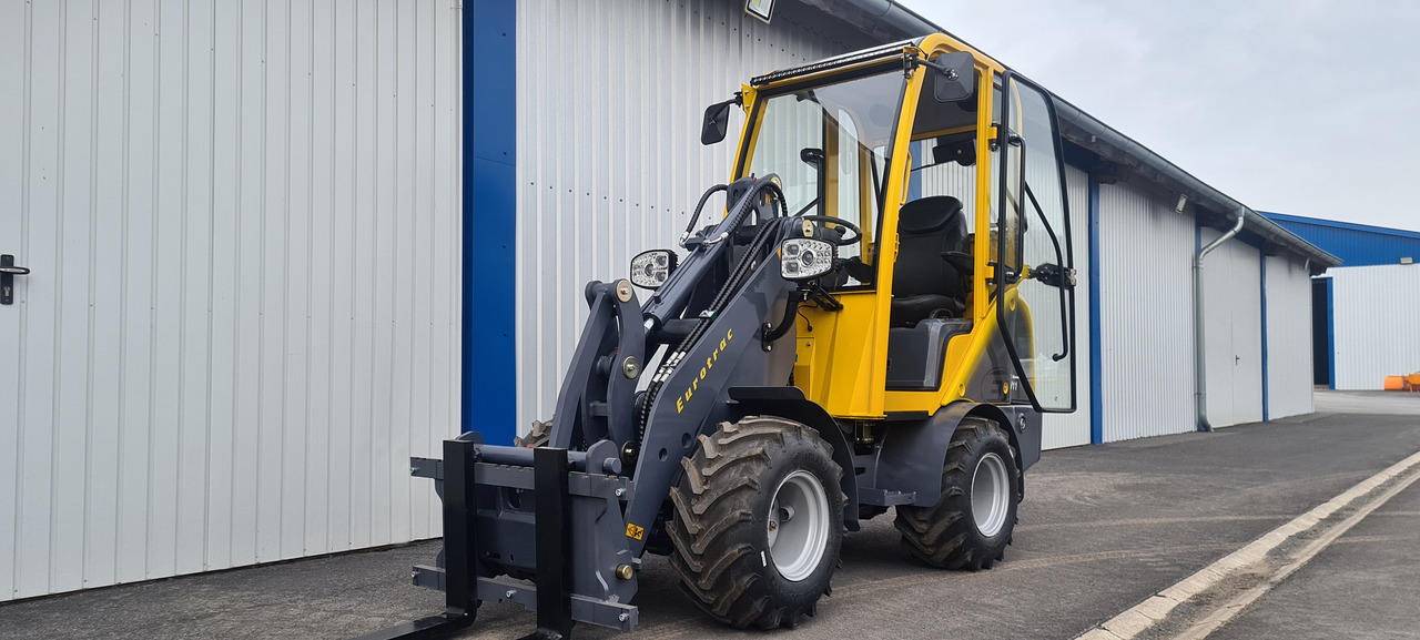 Eurotrac W11 Radlader Hoflader - Derékcsuklós rakodó: 3 kép. Eurotrac W11 Radlader Hoflader - Derékcsuklós rakodó: 3 kép.