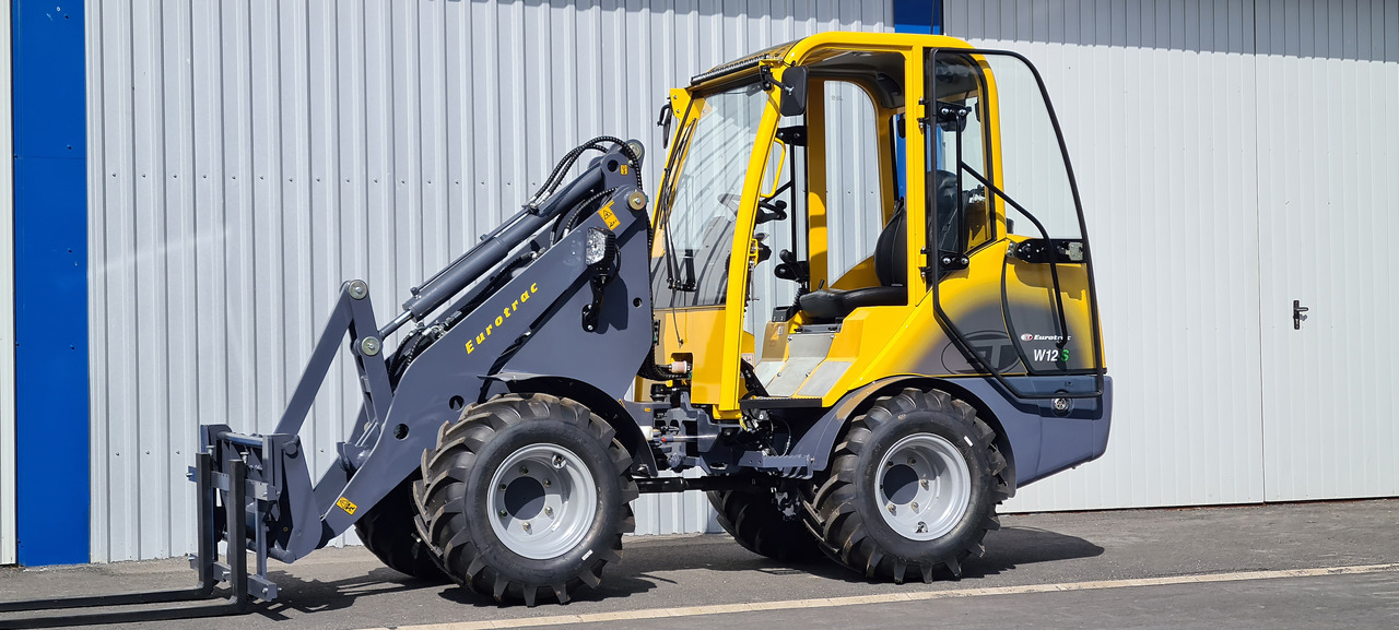 Eurotrac W12 Radlader Hoflader - Derékcsuklós rakodó: 3 kép. Eurotrac W12 Radlader Hoflader - Derékcsuklós rakodó: 3 kép.