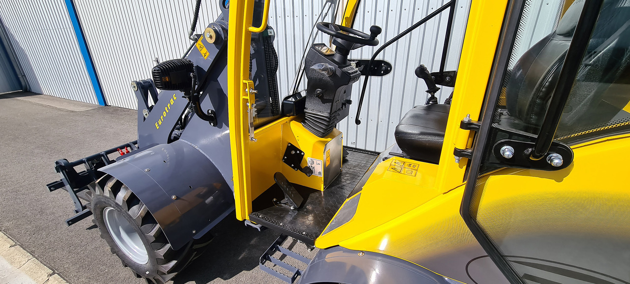 Eurotrac W12 Radlader Hoflader - Derékcsuklós rakodó: 4 kép. Eurotrac W12 Radlader Hoflader - Derékcsuklós rakodó: 4 kép.