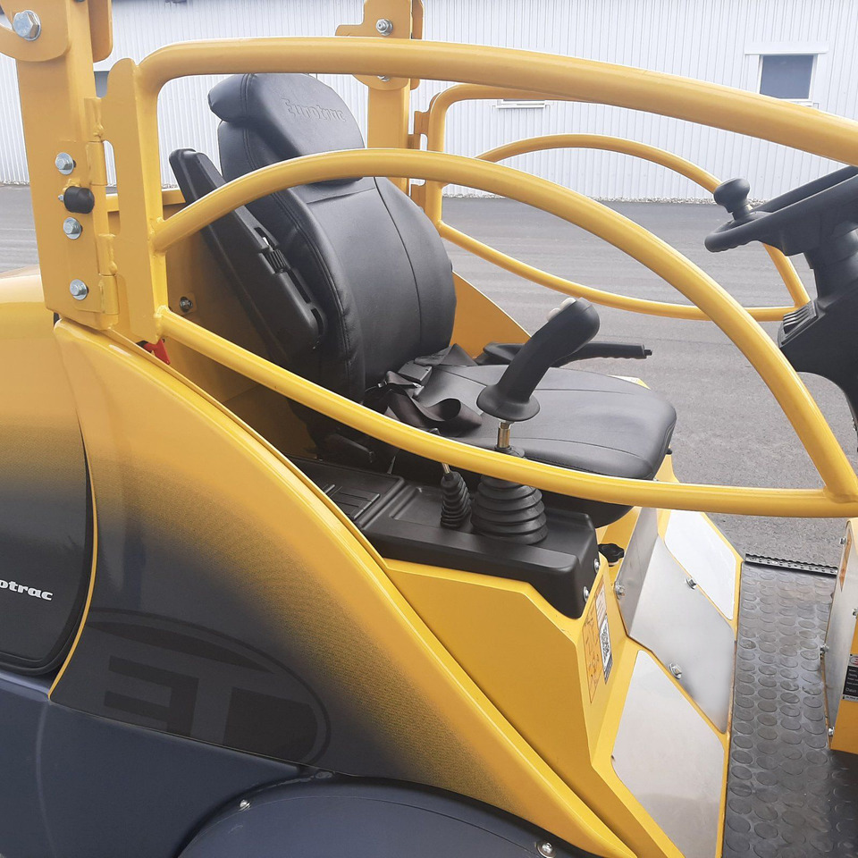 Eurotrac W12 Radlader Hoflader - Derékcsuklós rakodó: 5 kép. Eurotrac W12 Radlader Hoflader - Derékcsuklós rakodó: 5 kép.