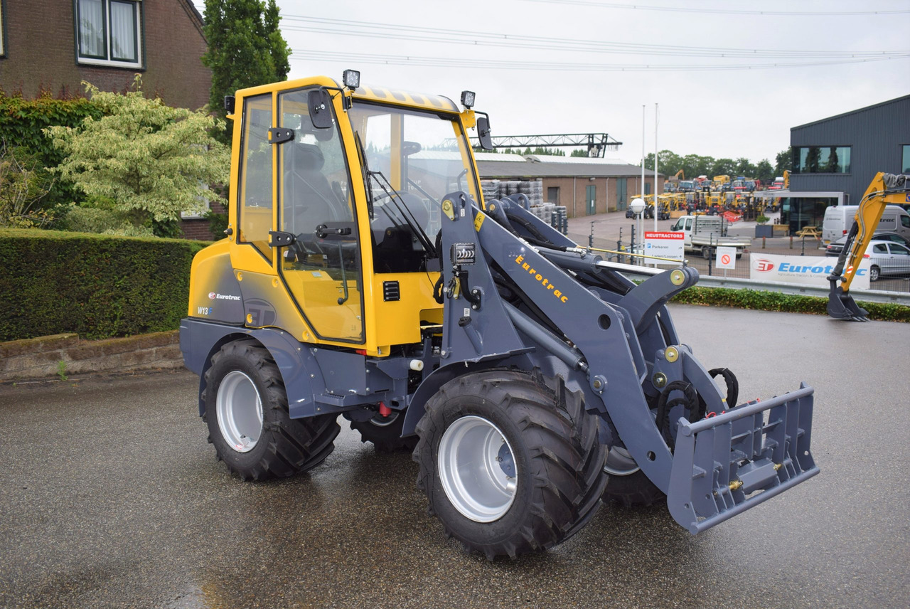 Eurotrac W13 Radlader Hoflader - Derékcsuklós rakodó: 4 kép. Eurotrac W13 Radlader Hoflader - Derékcsuklós rakodó: 4 kép.