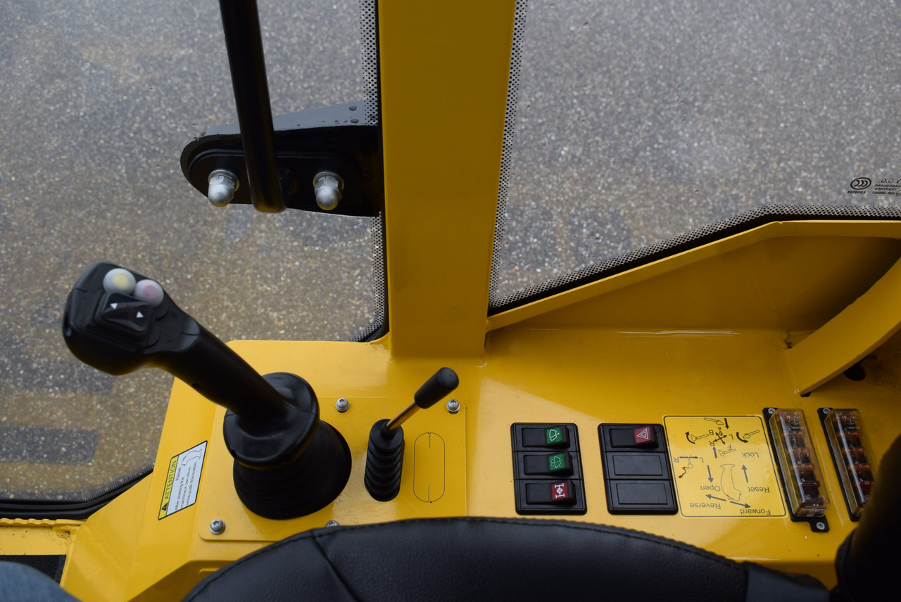 Eurotrac W13 Radlader Hoflader - Derékcsuklós rakodó: 5 kép. Eurotrac W13 Radlader Hoflader - Derékcsuklós rakodó: 5 kép.