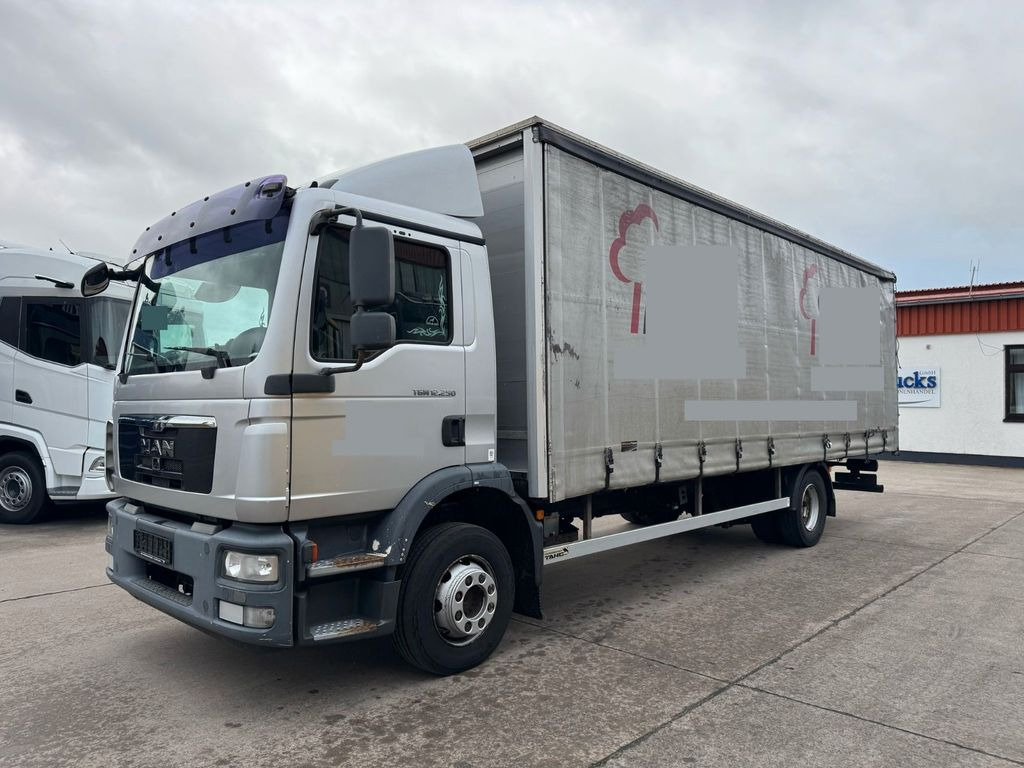 MAN 12.250 * MOTORBREMSE * KLIMA * GELASTET 14.000KG - Rönkszállító teherautó: 2 kép. MAN 12.250 * MOTORBREMSE * KLIMA * GELASTET 14.000KG - Rönkszállító teherautó: 2 kép.