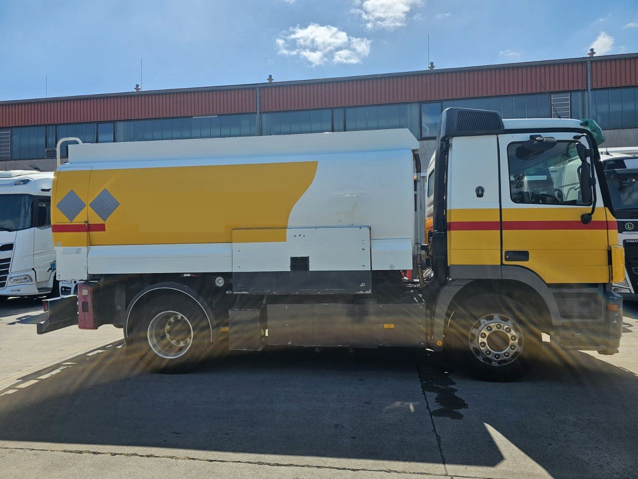Mercedes-Benz ACTROS 1832 * OBER-& UNTER * 2 KAMMER * KLIMA * - Tartályos teherautó: 4 kép. Mercedes-Benz ACTROS 1832 * OBER-& UNTER * 2 KAMMER * KLIMA * - Tartályos teherautó: 4 kép.