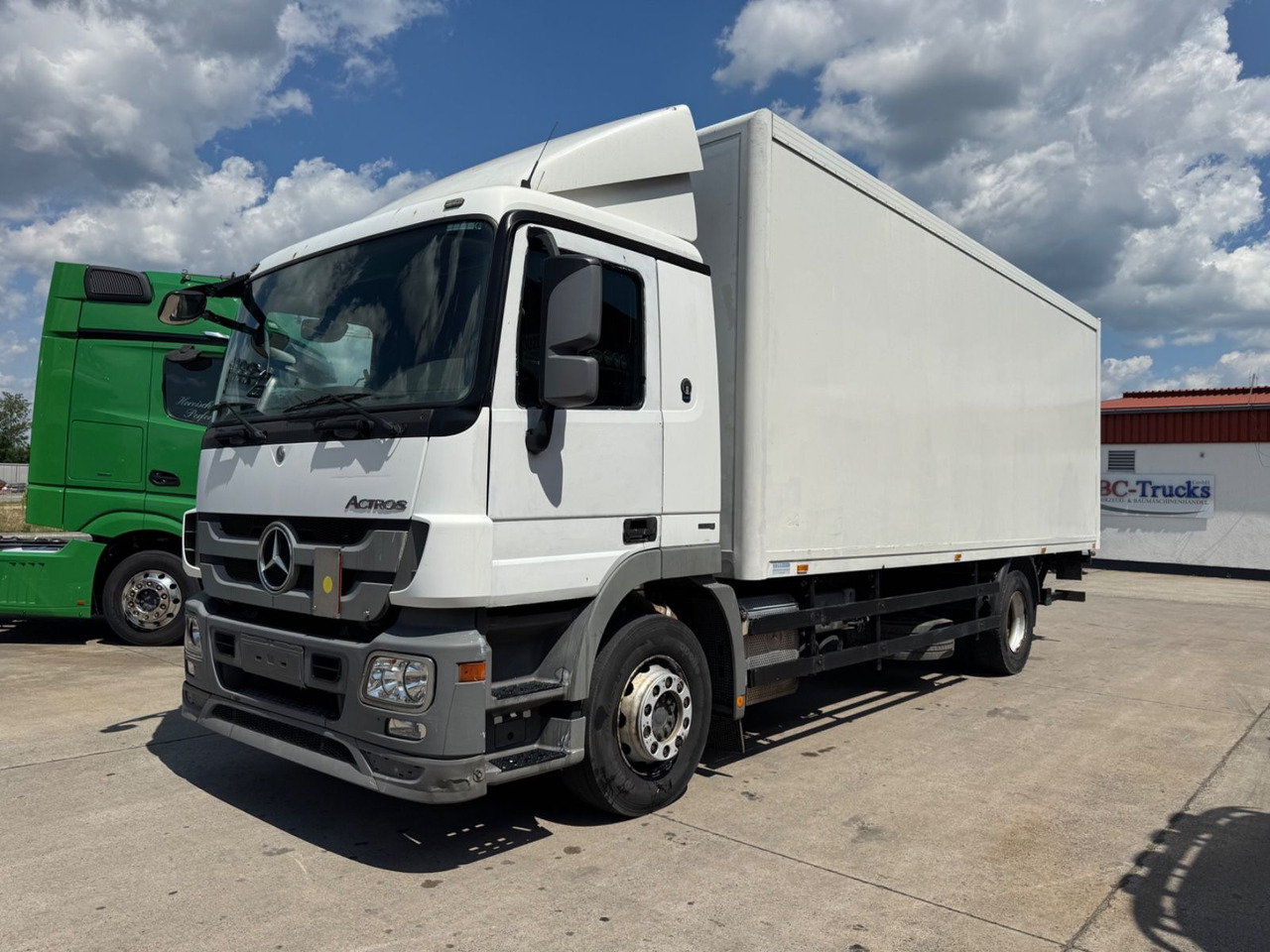 Mercedes-Benz ACTROS 1836*KOFFER*LBW 1,5 T*KLIMA*/ORG KM * - Dobozos felépítményű teherautó: 4 kép. Mercedes-Benz ACTROS 1836*KOFFER*LBW 1,5 T*KLIMA*/ORG KM * - Dobozos felépítményű teherautó: 4 kép.