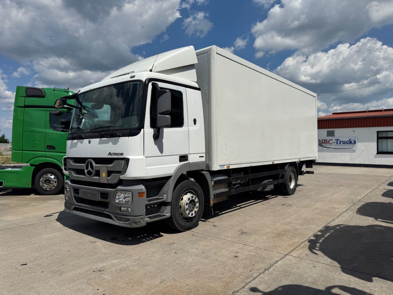 Mercedes-Benz ACTROS 1836*KOFFER*LBW 1,5 T*KLIMA*/ORG KM * - Dobozos felépítményű teherautó: 1 kép. Mercedes-Benz ACTROS 1836*KOFFER*LBW 1,5 T*KLIMA*/ORG KM * - Dobozos felépítményű teherautó: 1 kép.