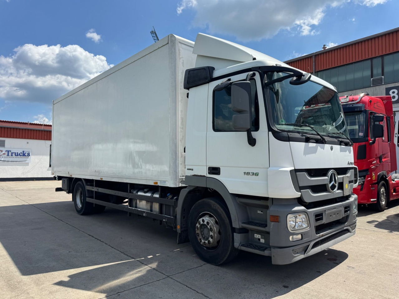 Mercedes-Benz ACTROS 1836*KOFFER*LBW 1,5 T*KLIMA*/ORG KM * - Dobozos felépítményű teherautó: 2 kép. Mercedes-Benz ACTROS 1836*KOFFER*LBW 1,5 T*KLIMA*/ORG KM * - Dobozos felépítményű teherautó: 2 kép.