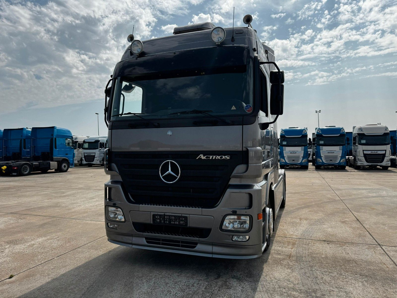 Mercedes-Benz ACTROS 1844 * AUTOMATIK * TOP * NEUE REIFEN - Nyergesvontató: 3 kép. Mercedes-Benz ACTROS 1844 * AUTOMATIK * TOP * NEUE REIFEN - Nyergesvontató: 3 kép.