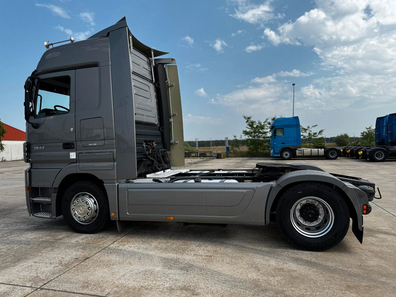 Mercedes-Benz ACTROS 1844 * AUTOMATIK * TOP * NEUE REIFEN - Nyergesvontató: 5 kép. Mercedes-Benz ACTROS 1844 * AUTOMATIK * TOP * NEUE REIFEN - Nyergesvontató: 5 kép.