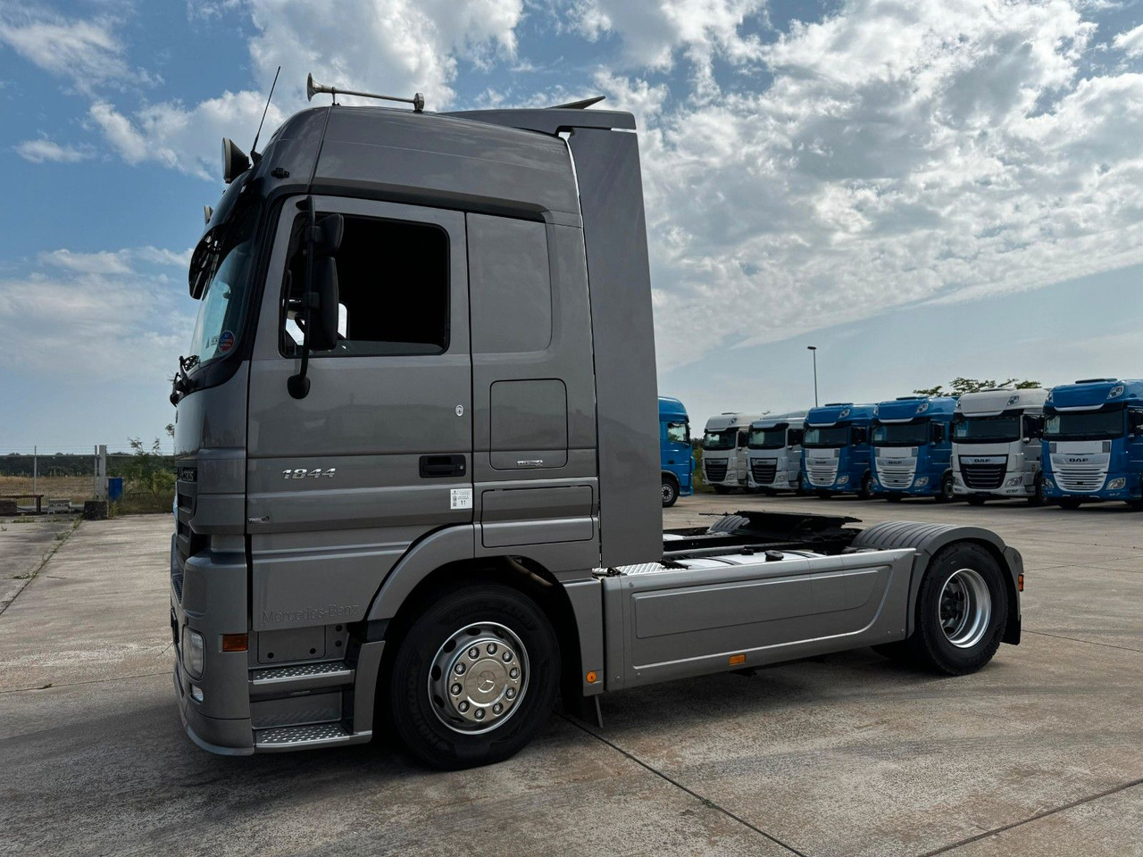 Mercedes-Benz ACTROS 1844 * AUTOMATIK * TOP * NEUE REIFEN - Nyergesvontató: 4 kép. Mercedes-Benz ACTROS 1844 * AUTOMATIK * TOP * NEUE REIFEN - Nyergesvontató: 4 kép.