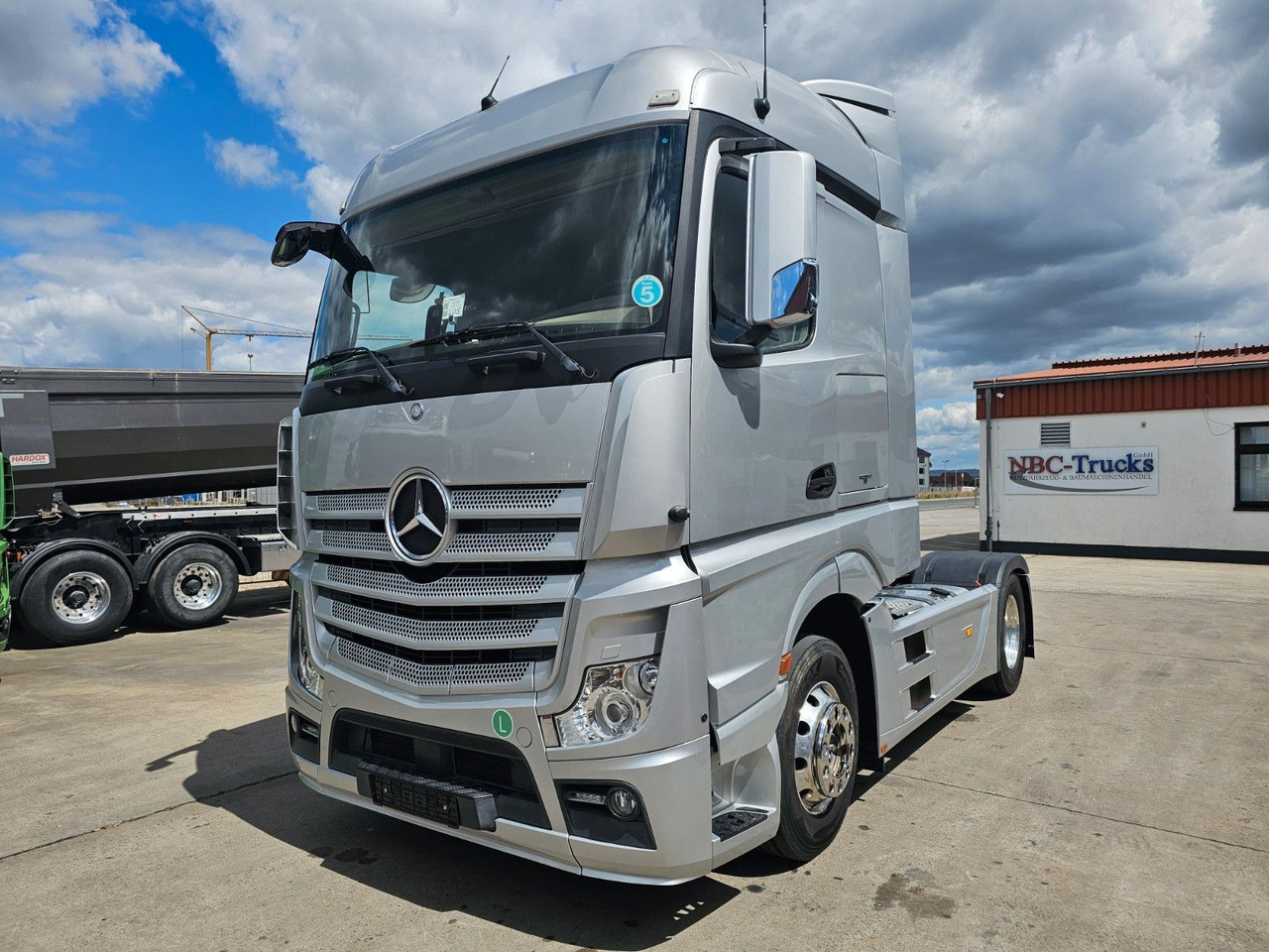 Mercedes-Benz ACTROS 1851 * 2X VORHANDEN * ACC * STANDH. *EUR5 - Nyergesvontató: 1 kép. Mercedes-Benz ACTROS 1851 * 2X VORHANDEN * ACC * STANDH. *EUR5 - Nyergesvontató: 1 kép.