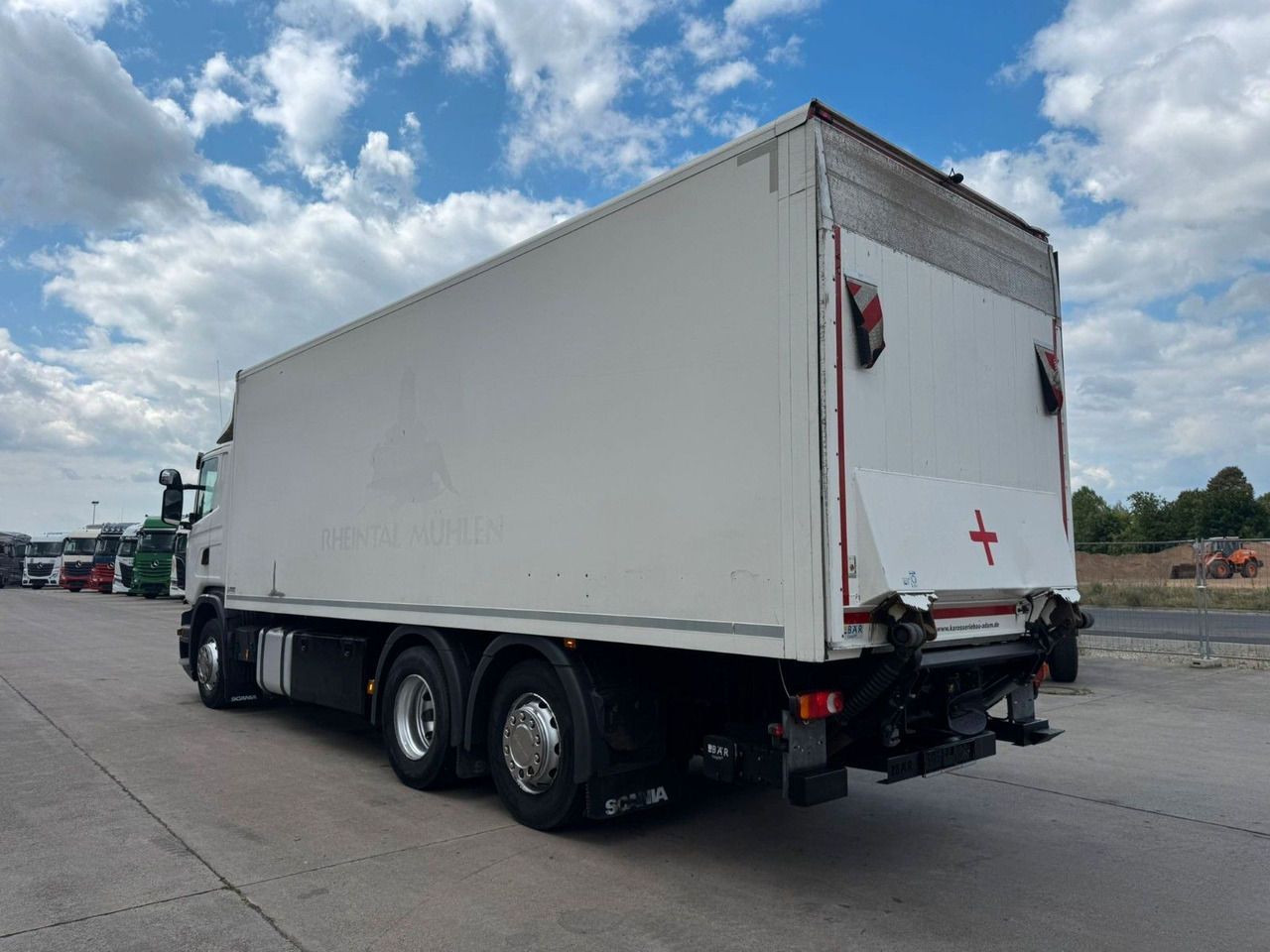 Scania P 380 * KOFFER * LBW 3 TON * LENK / LIFTACHSE * - Dobozos felépítményű teherautó: 4 kép. Scania P 380 * KOFFER * LBW 3 TON * LENK / LIFTACHSE * - Dobozos felépítményű teherautó: 4 kép.
