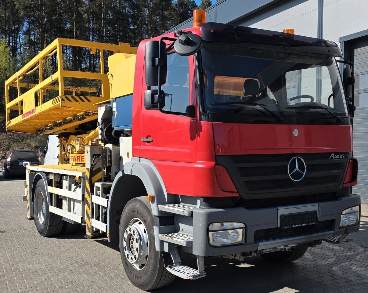 Mercedes-Benz Axor 1824 - Emelőkosaras teherautó: 5 kép. Mercedes-Benz Axor 1824 - Emelőkosaras teherautó: 5 kép.