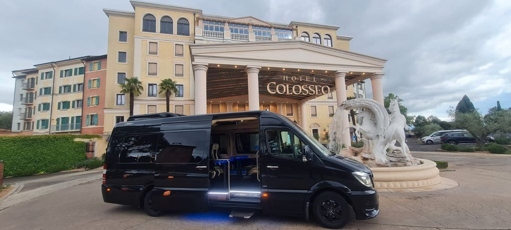 Mercedes-Benz Sprinter 319 VIP 8+1 Mercedes-Benz Sprinter 319 VIP 8+1 - Minibusz, Kisbusz: 1 kép. Mercedes-Benz Sprinter 319 VIP 8+1 Mercedes-Benz Sprinter 319 VIP 8+1 - Minibusz, Kisbusz: 1 kép.