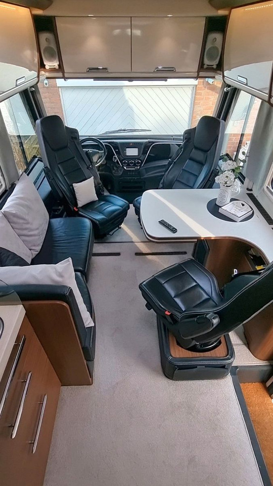 Niesmann + Bischoff Flair 880 BE - Integrált lakóautó: 2 kép. Niesmann + Bischoff Flair 880 BE - Integrált lakóautó: 2 kép.