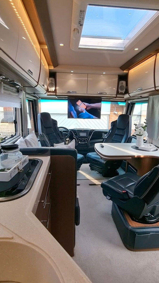 Niesmann + Bischoff Flair 880 BE - Integrált lakóautó: 3 kép. Niesmann + Bischoff Flair 880 BE - Integrált lakóautó: 3 kép.