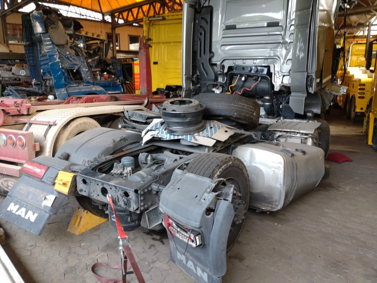 MAN TGX 18.510 - Nyergesvontató: 5 kép. MAN TGX 18.510 - Nyergesvontató: 5 kép.