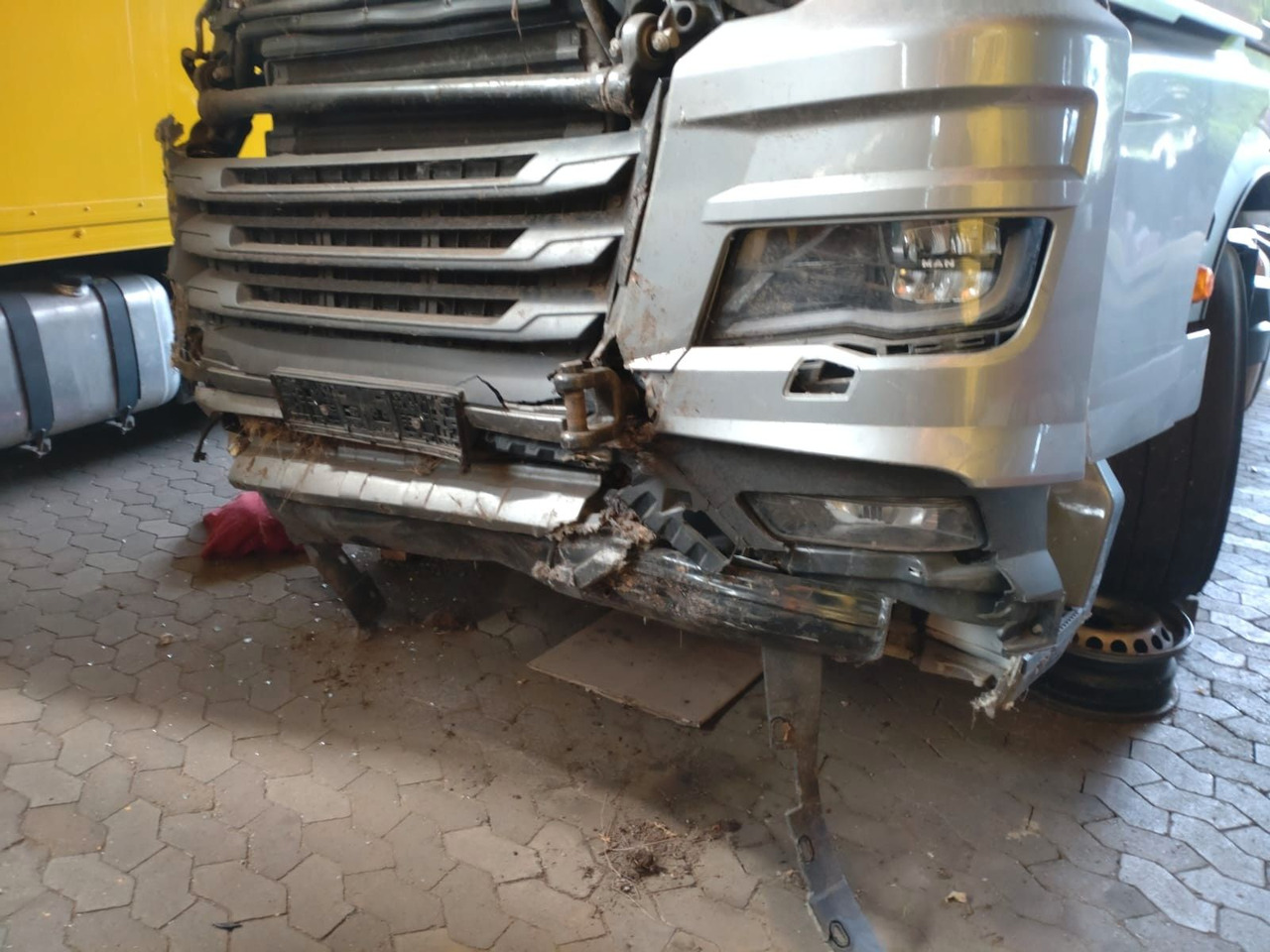 MAN TGX 18.510 - Nyergesvontató: 3 kép. MAN TGX 18.510 - Nyergesvontató: 3 kép.