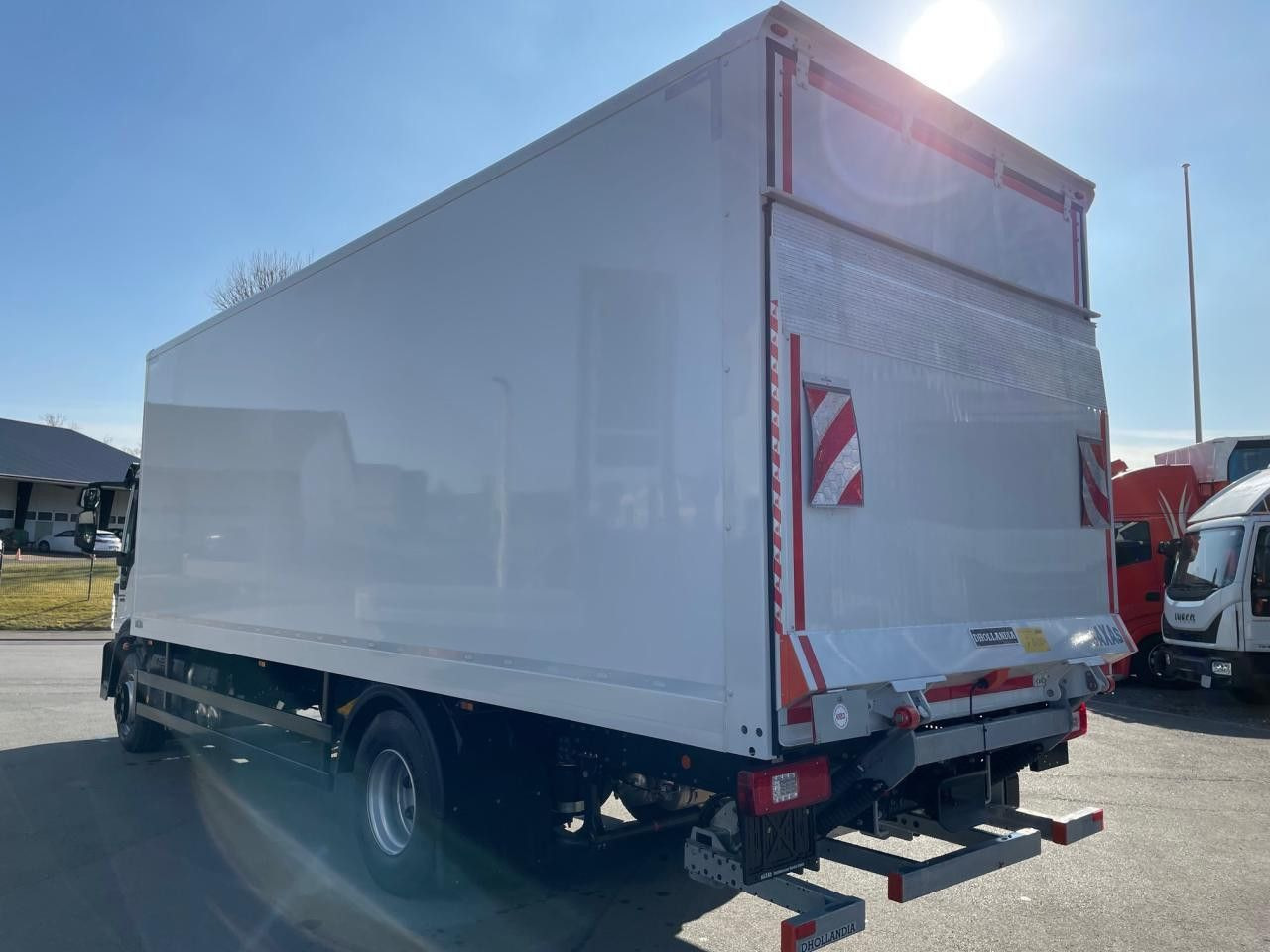 Iveco Eurocargo ML160E32 /P Euro6 Klima AHK Luftfeder - Dobozos felépítményű teherautó: 5 kép. Iveco Eurocargo ML160E32 /P Euro6 Klima AHK Luftfeder - Dobozos felépítményű teherautó: 5 kép.