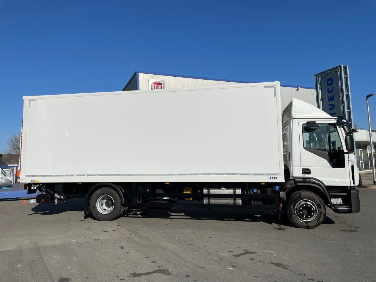 Iveco Eurocargo ML160E32 /P Euro6 Klima AHK Luftfeder - Dobozos felépítményű teherautó: 3 kép. Iveco Eurocargo ML160E32 /P Euro6 Klima AHK Luftfeder - Dobozos felépítményű teherautó: 3 kép.