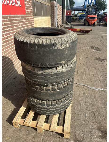4 Banden 11.5/80.15.3 - Gebruikt - Gumiabroncs - Teherautó: 3 kép. 4 Banden 11.5/80.15.3 - Gebruikt - Gumiabroncs - Teherautó: 3 kép.