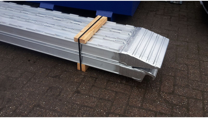 Aluminium rijplanken - Rakodó rámpa: 2 kép. Aluminium rijplanken - Rakodó rámpa: 2 kép.