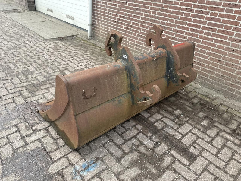 CW 30 - Kanál - Építőipari gépek: 2 kép. CW 30 - Kanál - Építőipari gépek: 2 kép.