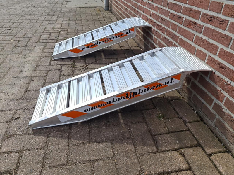 Container oprit - Rakodó rámpa: 3 kép. Container oprit - Rakodó rámpa: 3 kép.