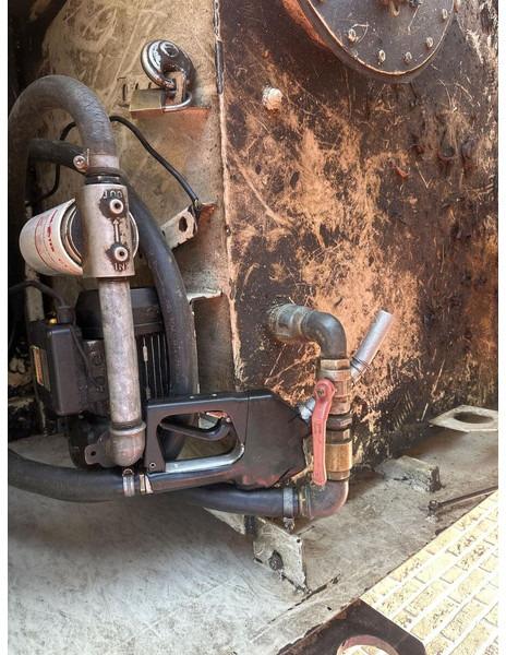 IBC tank - Tartályos teherautó: 4 kép. IBC tank - Tartályos teherautó: 4 kép.