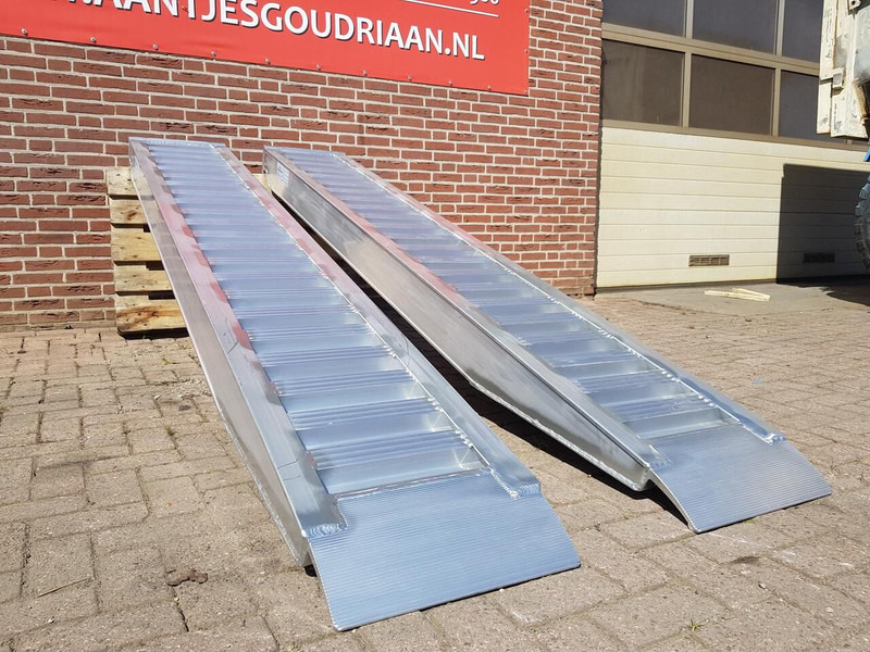 Oprijplanken 3000x450 mm - Rakodó rámpa: 5 kép. Oprijplanken 3000x450 mm - Rakodó rámpa: 5 kép.