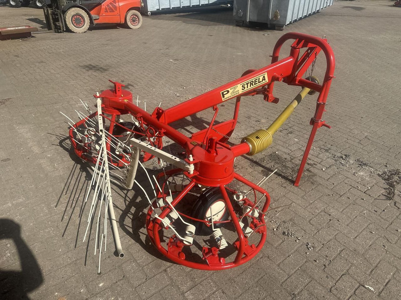 Strela hooischudder - Gebruikt - Szénaforgató: 3 kép. Strela hooischudder - Gebruikt - Szénaforgató: 3 kép.
