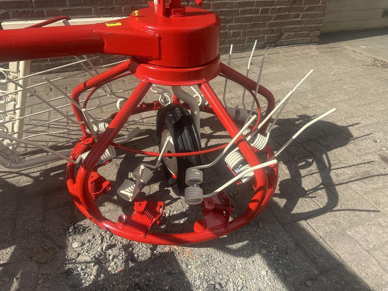 Strela hooischudder - Gebruikt - Szénaforgató: 4 kép. Strela hooischudder - Gebruikt - Szénaforgató: 4 kép.