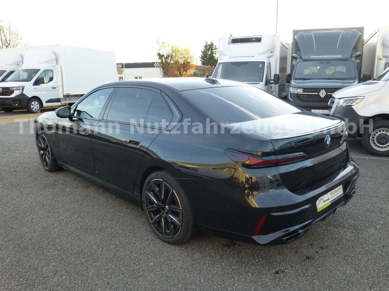 BMW M760 7 M760 e xDrive Cinema Sky Lounge 2x 21 Zol - Szedán: 5 kép. BMW M760 7 M760 e xDrive Cinema Sky Lounge 2x 21 Zol - Szedán: 5 kép.