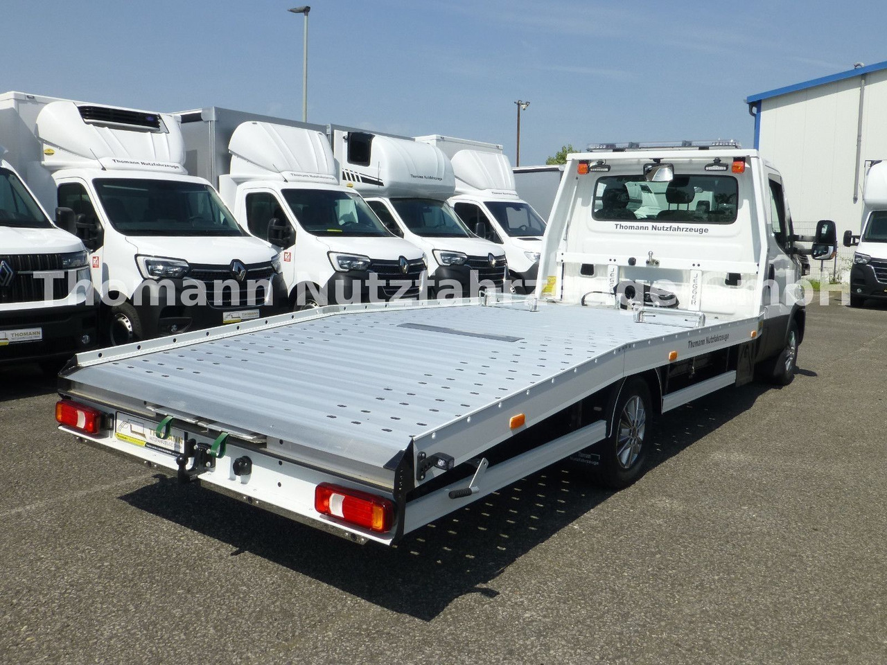 Iveco Daily 35S18 Autotransporter Aut. Luftfed. NAVI - Vontató: 4 kép. Iveco Daily 35S18 Autotransporter Aut. Luftfed. NAVI - Vontató: 4 kép.