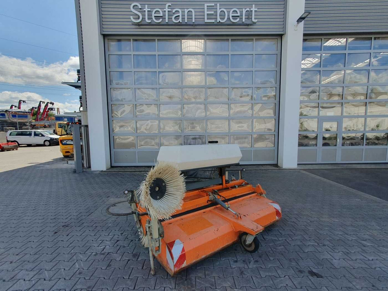 Bema 25 Dual Kehrmaschine / 2.050 mm / 2020 - Ferde seprő: 1 kép. Bema 25 Dual Kehrmaschine / 2.050 mm / 2020 - Ferde seprő: 1 kép.