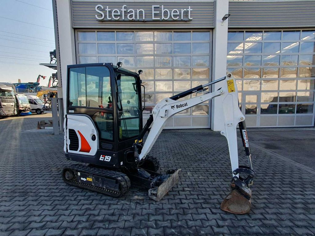 Bobcat E19 / MS01 / nur 423h! / 2023 / Tieflöffel 300mm Bobcat E19 / MS01 / nur 423h! / 2023 / Tieflöffel 300mm - Minikotró: 1 kép. Bobcat E19 / MS01 / nur 423h! / 2023 / Tieflöffel 300mm Bobcat E19 / MS01 / nur 423h! / 2023 / Tieflöffel 300mm - Minikotró: 1 kép.