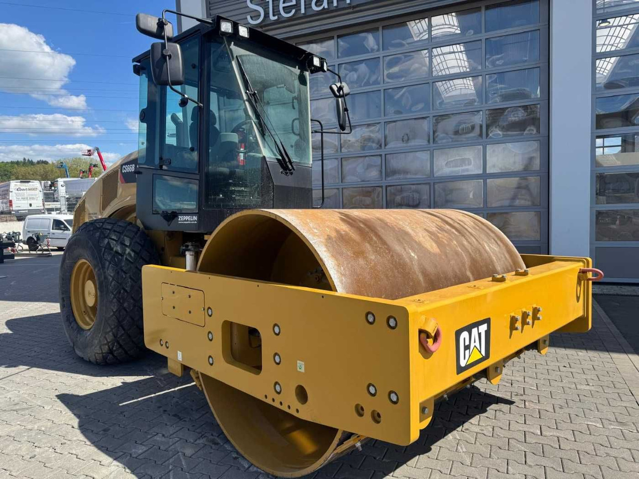 CAT CS66B / 2017 / nur 83h! / Klima / neuwertig! - Talajtömörítő: 2 kép. CAT CS66B / 2017 / nur 83h! / Klima / neuwertig! - Talajtömörítő: 2 kép.