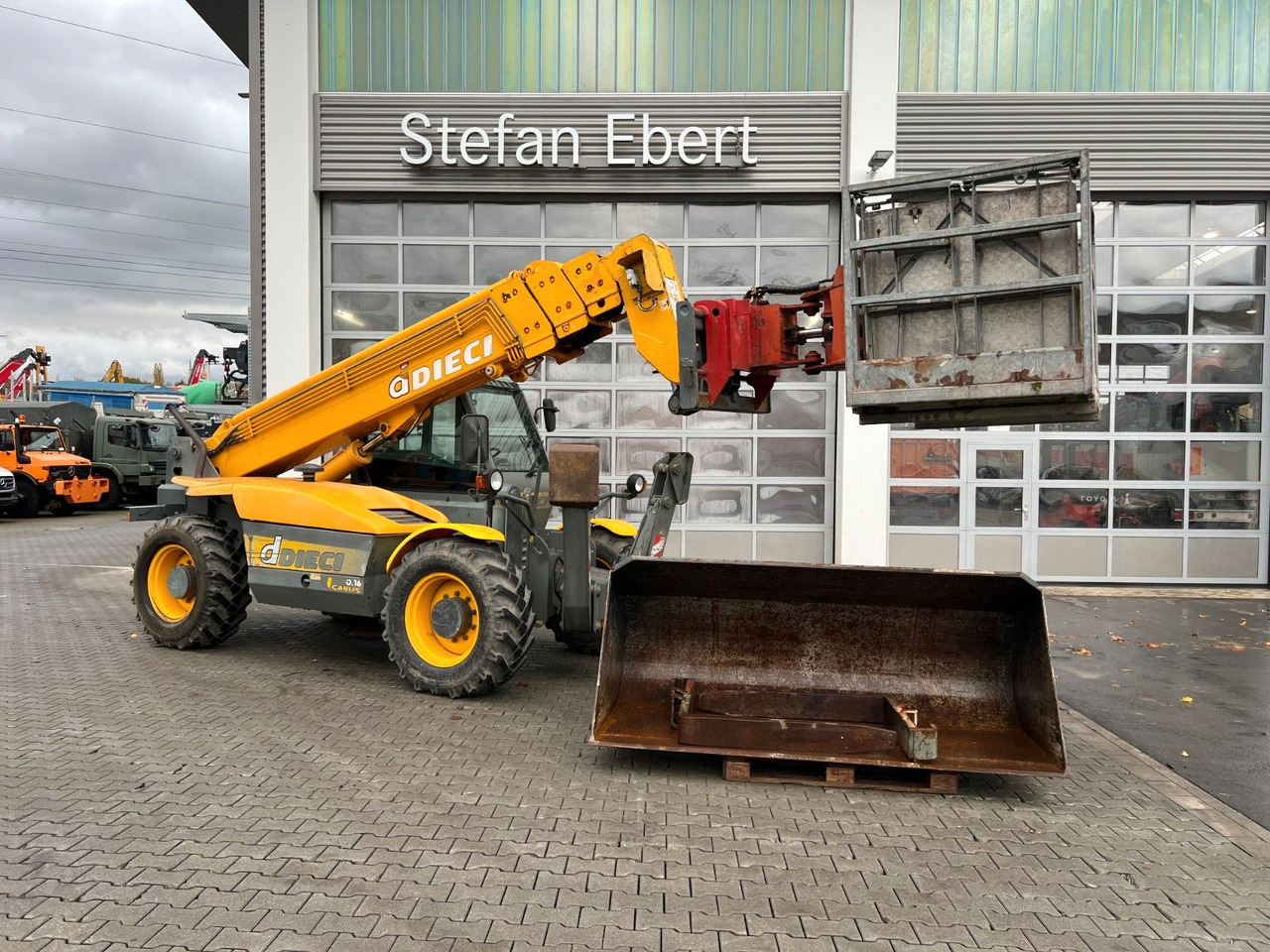 Dieci Icarus 40.16 ET 166 / 4.238 h / 2003 - Gumikerekes homlokrakodó: 1 kép. Dieci Icarus 40.16 ET 166 / 4.238 h / 2003 - Gumikerekes homlokrakodó: 1 kép.