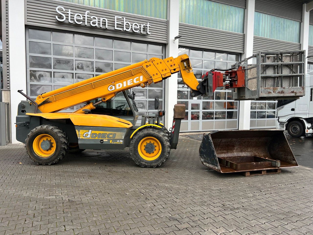 Dieci Icarus 40.16 ET 166 / 4.238 h / 2003 - Gumikerekes homlokrakodó: 2 kép. Dieci Icarus 40.16 ET 166 / 4.238 h / 2003 - Gumikerekes homlokrakodó: 2 kép.