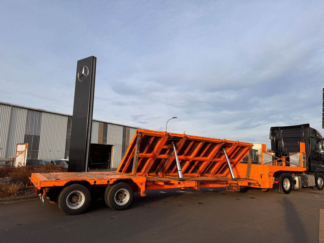 Dinkel DSAFA 36000 Schräglader/Tieflader 2x Lenkachse - Félpótkocsi mélybölcsős: 1 kép. Dinkel DSAFA 36000 Schräglader/Tieflader 2x Lenkachse - Félpótkocsi mélybölcsős: 1 kép.