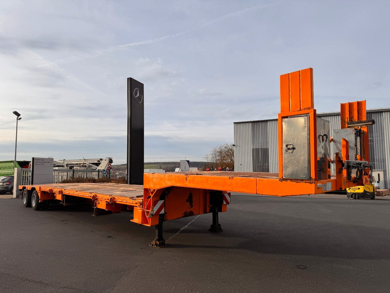 Dinkel DSAFA 36000 Schräglader/Tieflader 2x Lenkachse - Félpótkocsi mélybölcsős: 3 kép. Dinkel DSAFA 36000 Schräglader/Tieflader 2x Lenkachse - Félpótkocsi mélybölcsős: 3 kép.