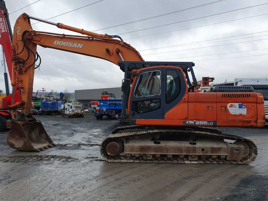 Doosan DX 255 LC / 2007 / 7.265h / CW40 / Tieflöffel - Lánctalpas kotró: 2 kép. Doosan DX 255 LC / 2007 / 7.265h / CW40 / Tieflöffel - Lánctalpas kotró: 2 kép.