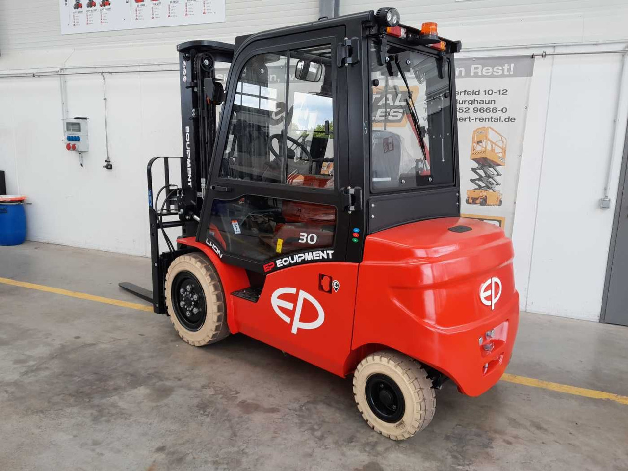 EP Equipment EFL303 / 3,0T / Triplex: 4,80m / SS - Elektromos targonca: 3 kép. EP Equipment EFL303 / 3,0T / Triplex: 4,80m / SS - Elektromos targonca: 3 kép.