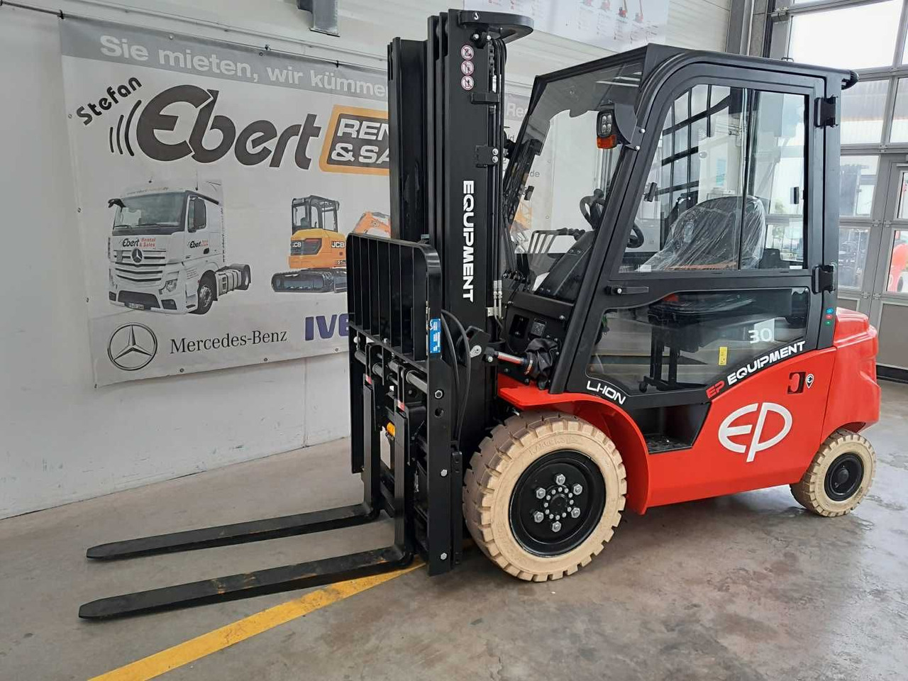 EP Equipment EFL303 / 3,0T / Triplex: 4,80m / SS - Elektromos targonca: 1 kép. EP Equipment EFL303 / 3,0T / Triplex: 4,80m / SS - Elektromos targonca: 1 kép.