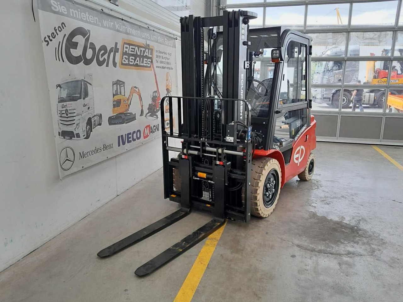 EP Equipment EFL303 / 3,0T / Triplex: 4,80m / SS - Elektromos targonca: 4 kép. EP Equipment EFL303 / 3,0T / Triplex: 4,80m / SS - Elektromos targonca: 4 kép.